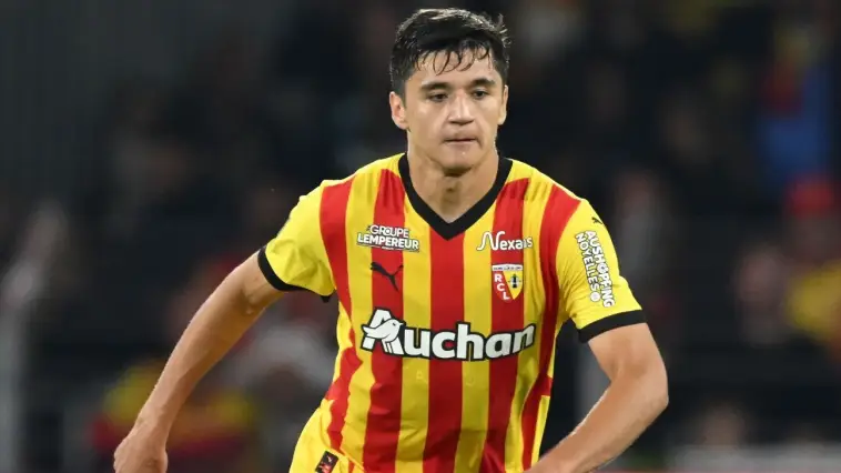 Quel célèbre entraîneur du RC Lens aurait repéré Khusanovc lors d’un tournoi  ?