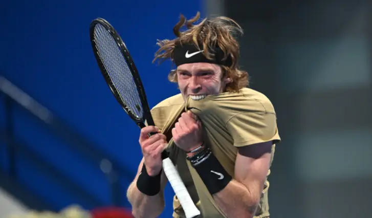 Quel est l’un des sponsors majeurs d’Andrey Rublev, visible sur ses équipements ?