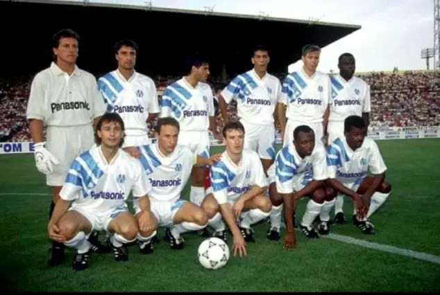 Quel était le surnom de l'équipe de l'OM qui a remporté la Ligue des champions en 1993 sous la direction de Raymond Goethals ?