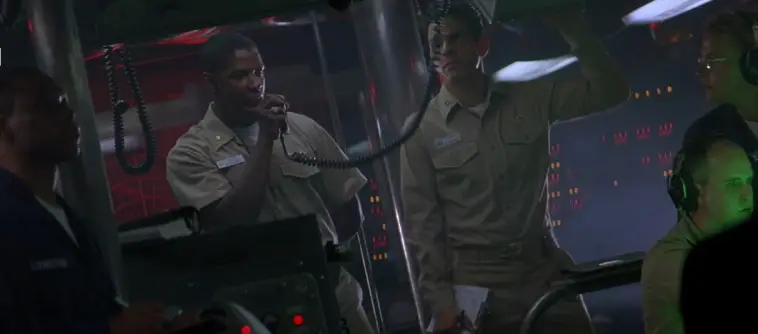 Quel acteur a partagé l'affiche avec Denzel Washington dans le film "Crimson Tide" mettant en scène des tensions à bord d'un sous-marin nucléaire ?