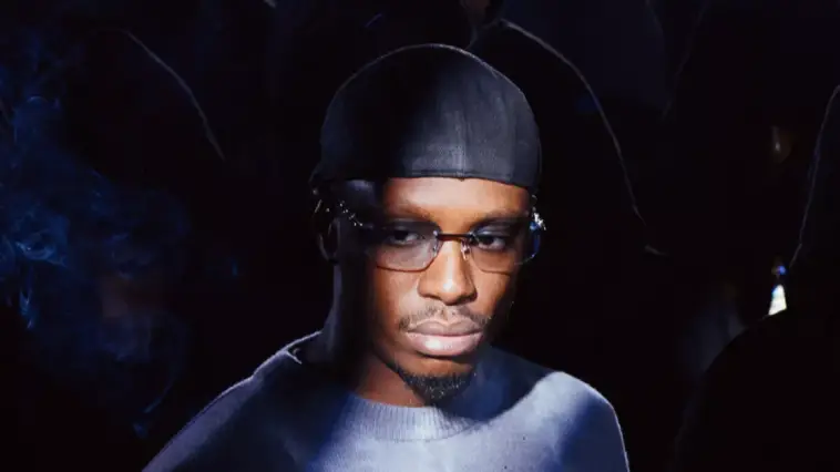 Quel style vestimentaire est souvent associé à Werenoi dans ses clips et apparitions ?
