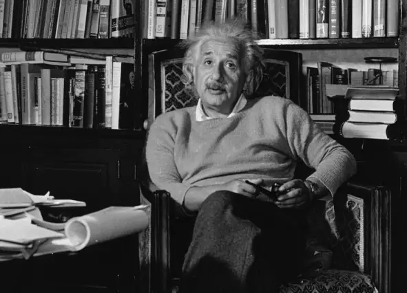 Quelle célèbre équation est associée à Albert Einstein ?