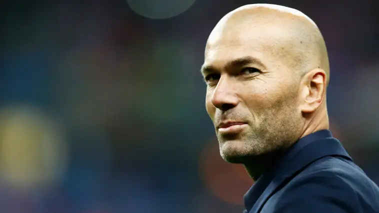 Dans quelle équipe Zinedine Zidane a-t-il commencé sa carrière professionnelle en France ?