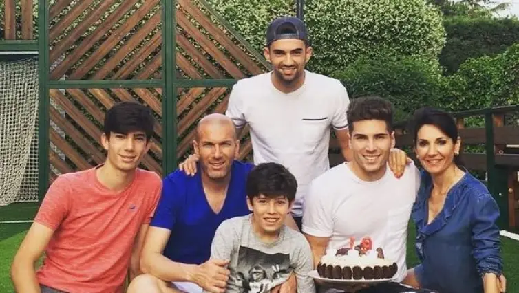 Quel est le prénom du fils de Zinedine Zidane, qui a également suivi les traces de son père dans le football professionnel ?