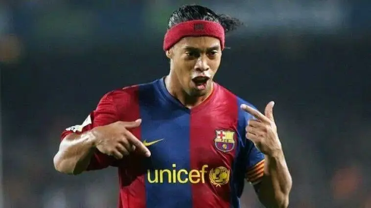 Dans quel club brésilien Ronaldinho a-t-il commencé sa carrière professionnelle ?