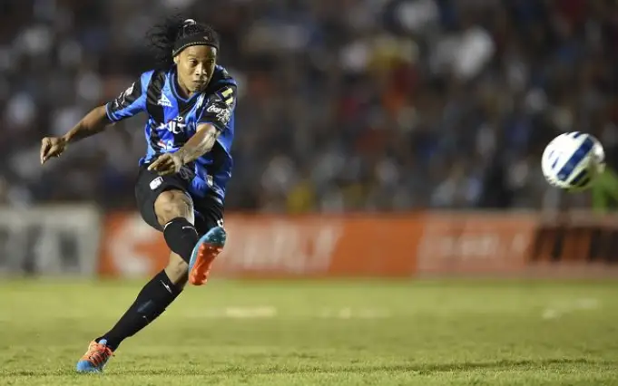 Quel club brésilien Ronaldinho a-t-il rejoint après son retour du FC Barcelone ?