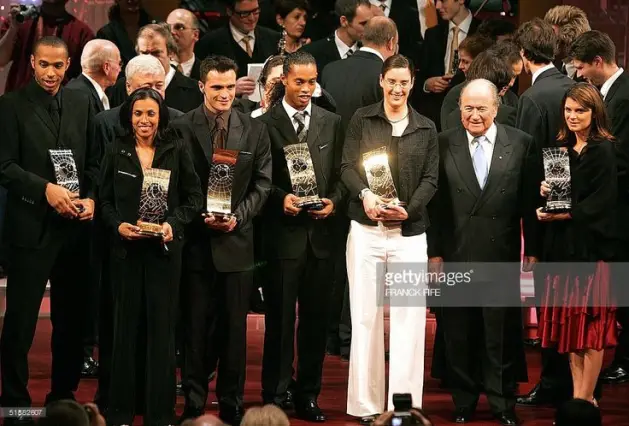 Dans quelle ville Ronaldinho a-t-il remporté le titre de lauréat du FIFA World Player en 2004 ?