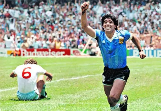 Quel surnom est souvent associé à Diego Maradona ?