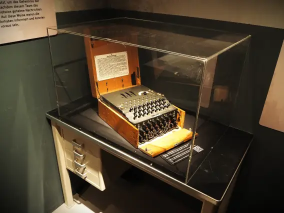 Combien de lettres pouvait coder la machine Enigma en une seule opération ?