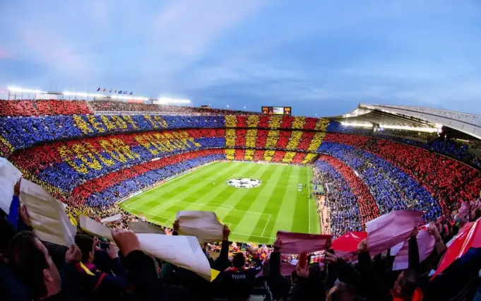 Quelle est la capacité approximative du stade Camp Nou ?