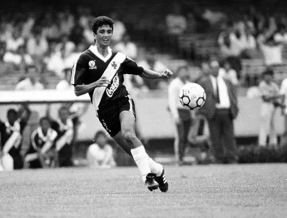Quel autre club brésilien Bebeto a-t-il représenté pendant sa carrière en club, en plus de Flamengo et Vasco da Gama ?