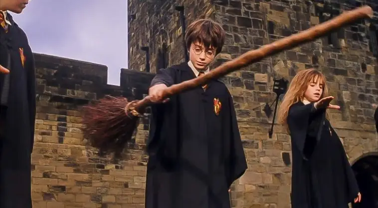 Quel est le nom du balai volant que Harry reçoit pour la première fois à Poudlard ?